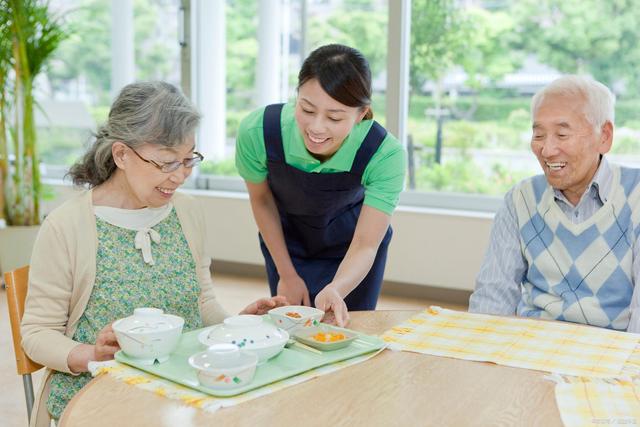 居家養老護理員十大要求 從業者、老年人及家人都該看的重要指南